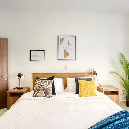 Modern, Designer Apt With A Beautiful Living & Ac By 360 Estates *