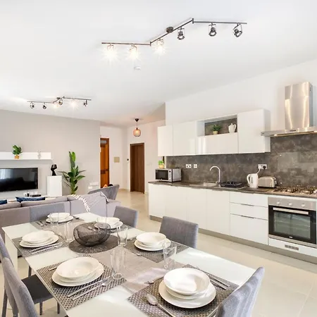 Modern, Designer Apt With A Beautiful Living & Ac By 360 Estates Appartamento