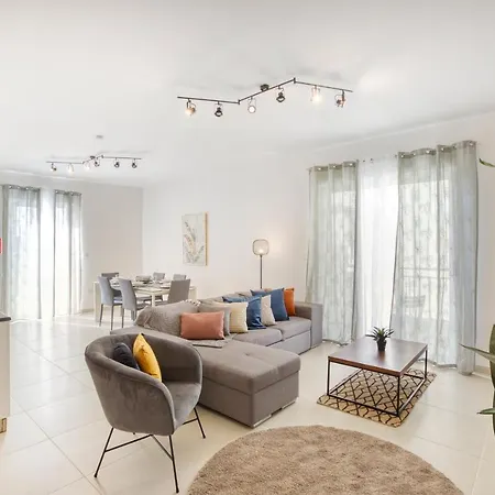 Modern, Designer Apt With A Beautiful Living & Ac By 360 Estates