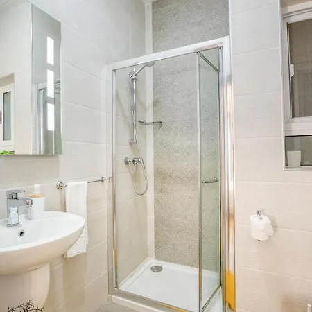 Modern, Designer Apt With A Beautiful Living & Ac By 360 Estates