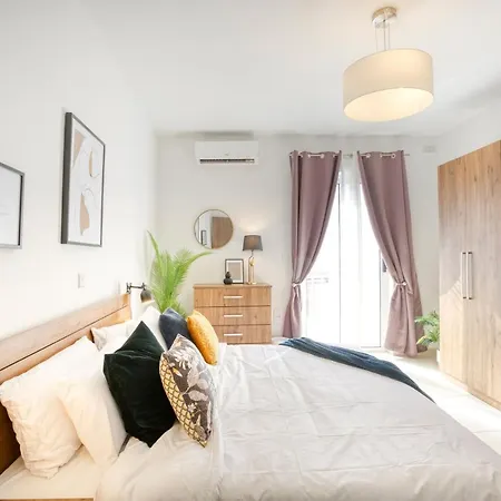 Modern, Designer Apt With A Beautiful Living & Ac By 360 Estates