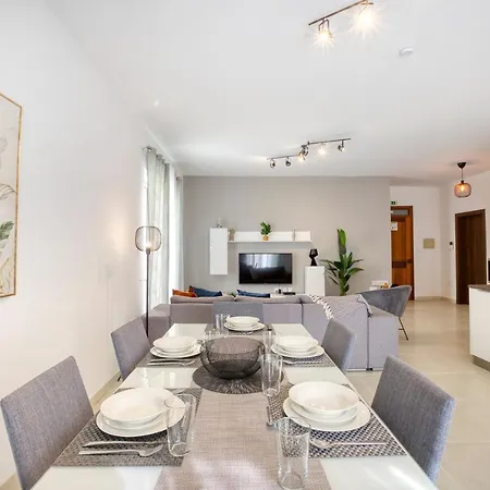 Modern, Designer Apt With A Beautiful Living & Ac By 360 Estates